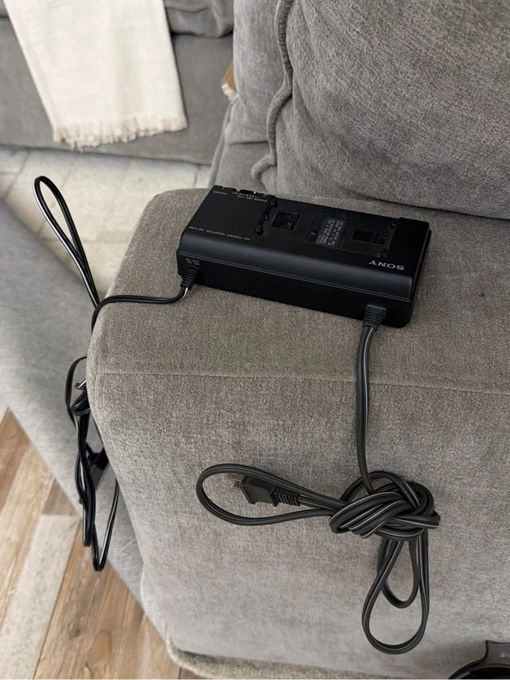genuine sony AC-V35 power adaptor 7.5V 1.6A(VTR) 10V 1.3A(BATT)